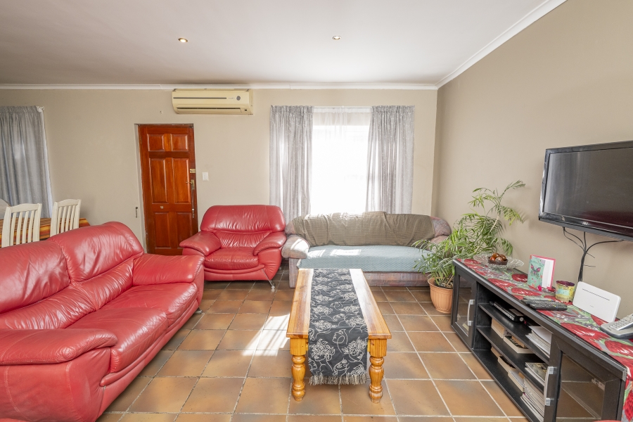 4 Bedroom Property for Sale in Uitzicht Western Cape